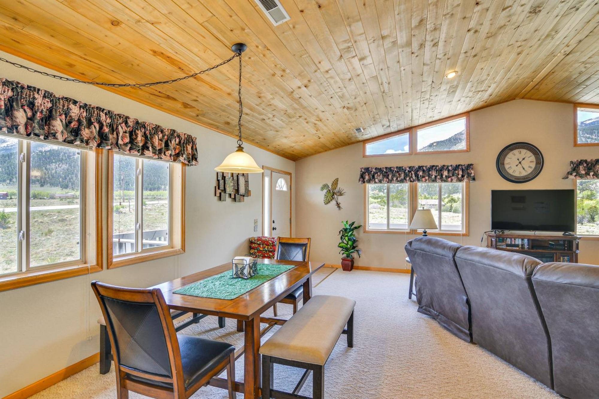 Spacious With Fire Pit Near Skiing! Holiday home Buena Vista