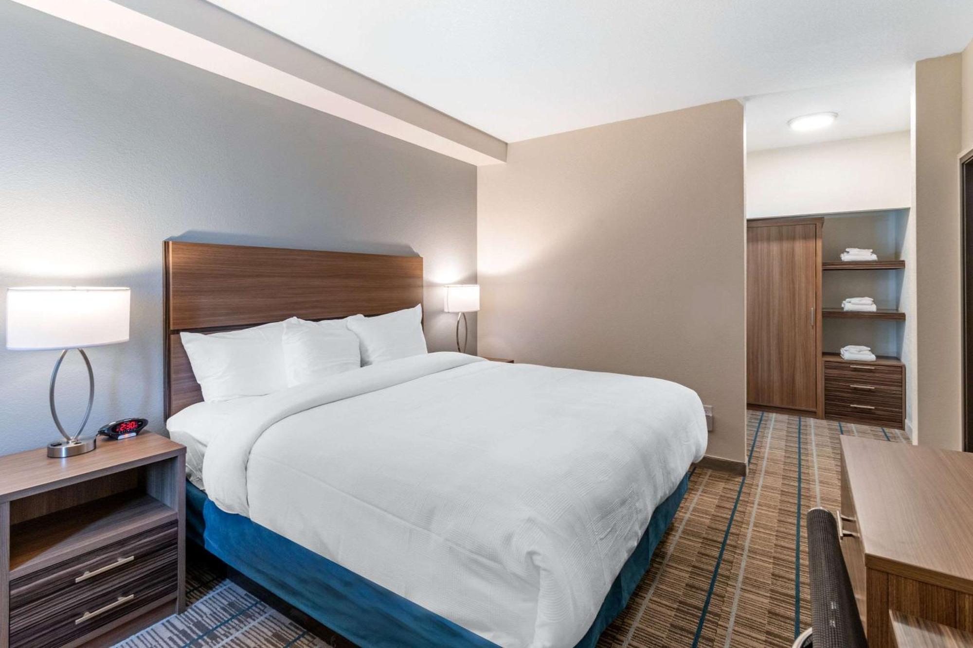 Mainstay International Airport 3*