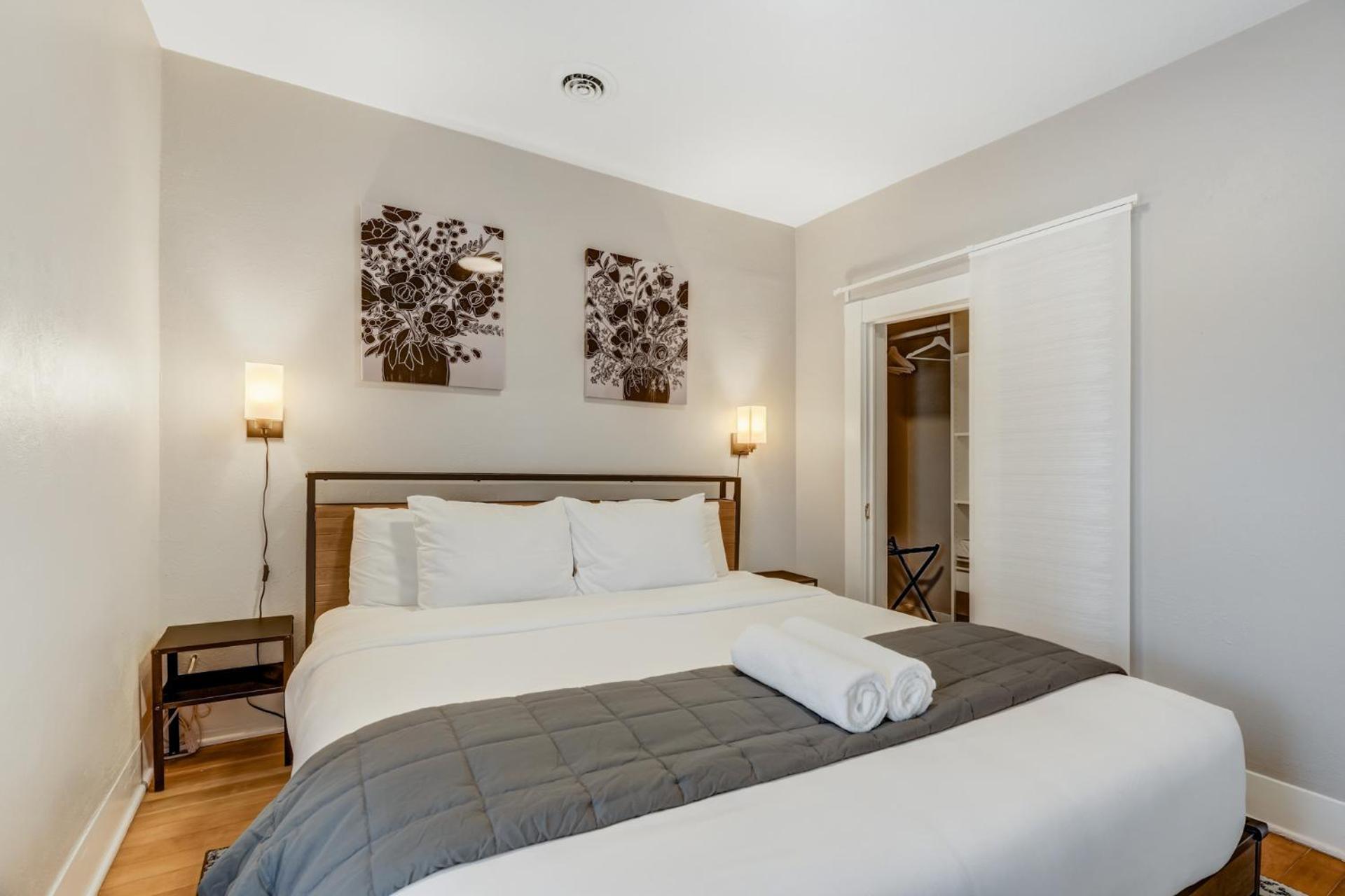 Downtown Getaway - Balcony - King Beds Colorado Springs