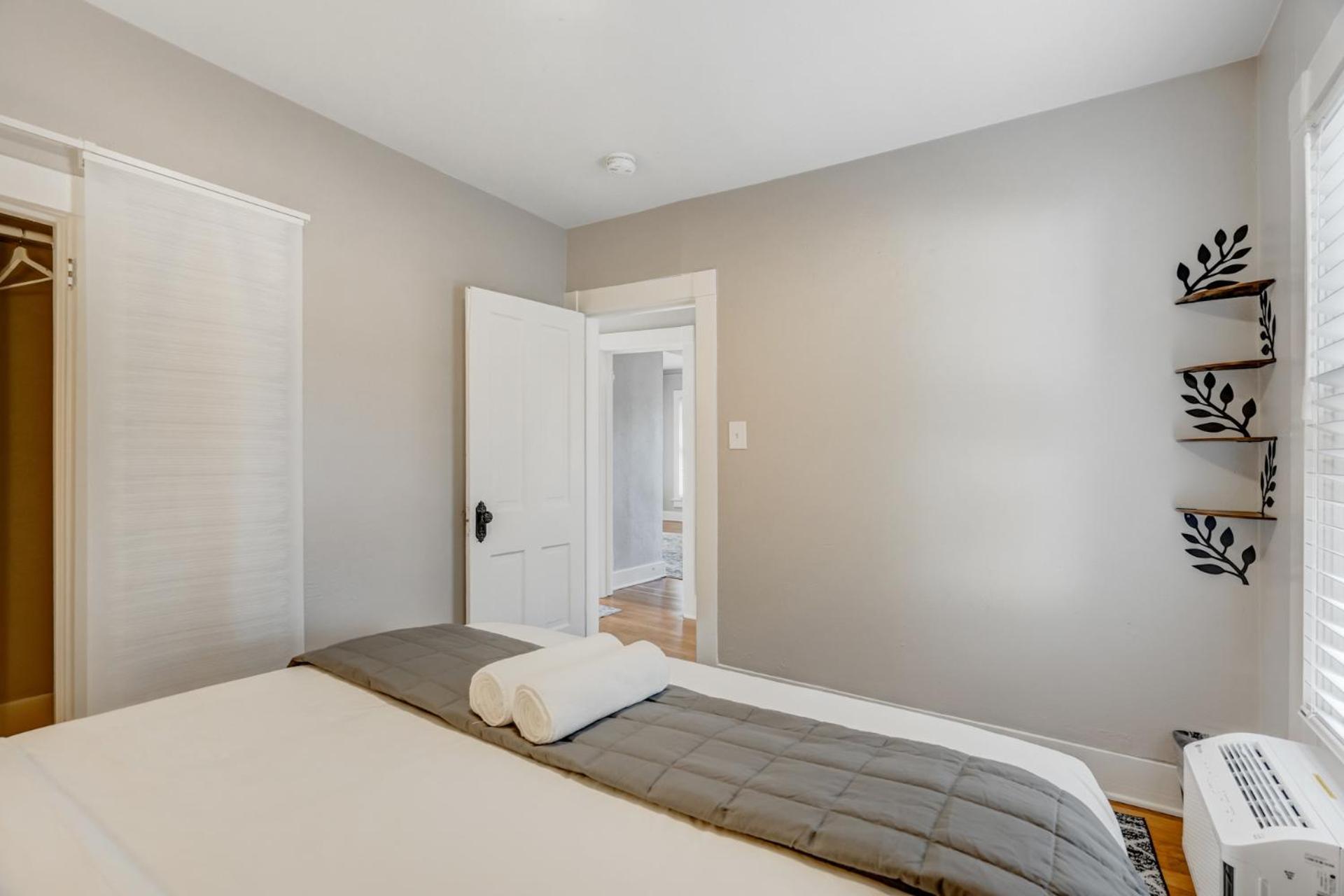 Downtown Getaway - Balcony - King Beds