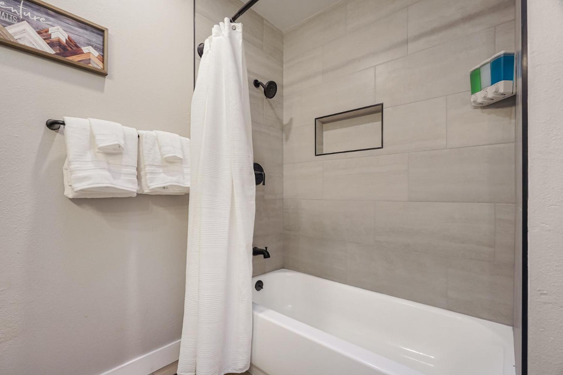 El Dorado- Cozy Retreat-hot Tub-upper Level Holiday home