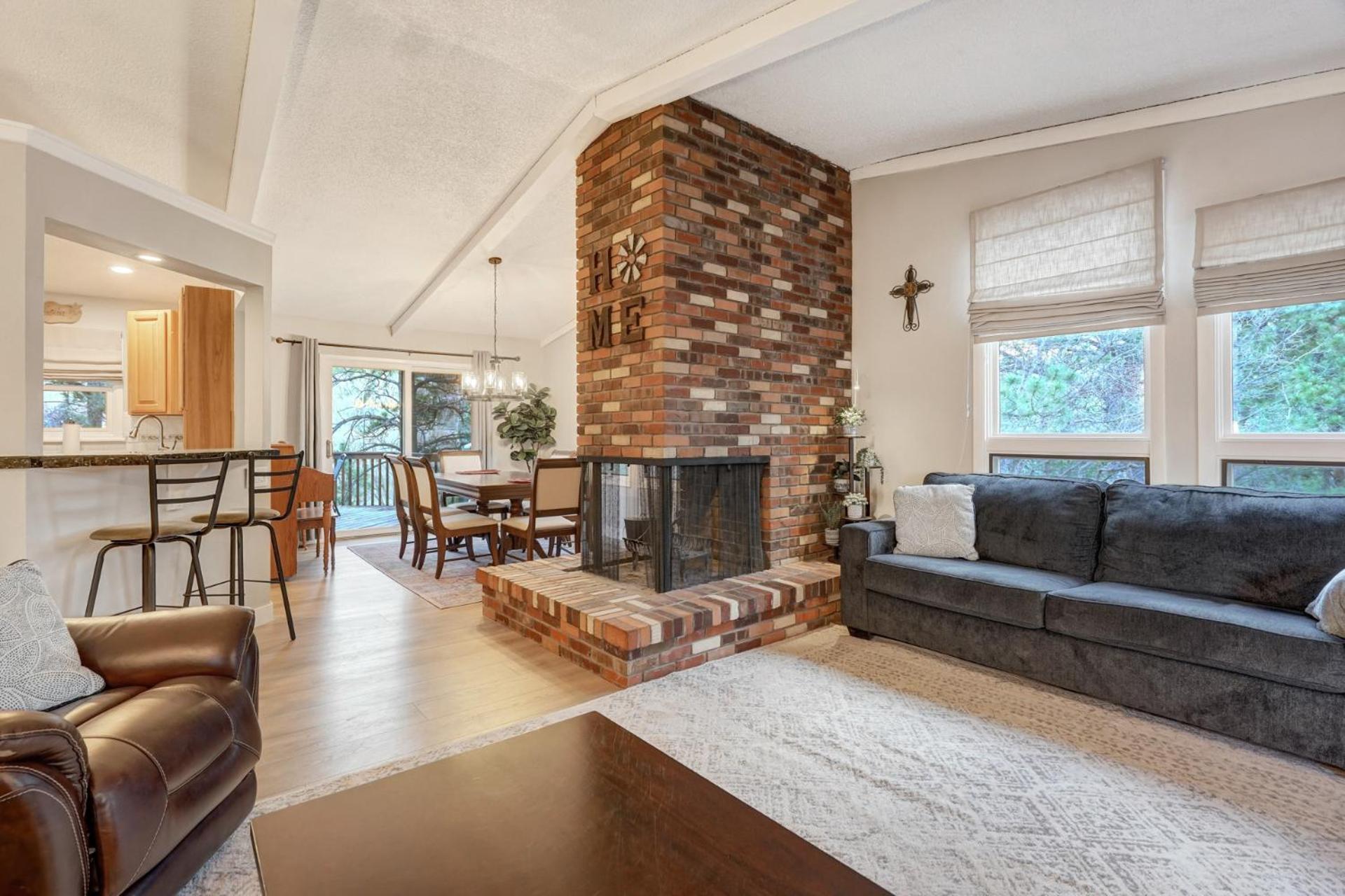 El Dorado- Cozy Retreat-hot Tub-upper Level Holiday home