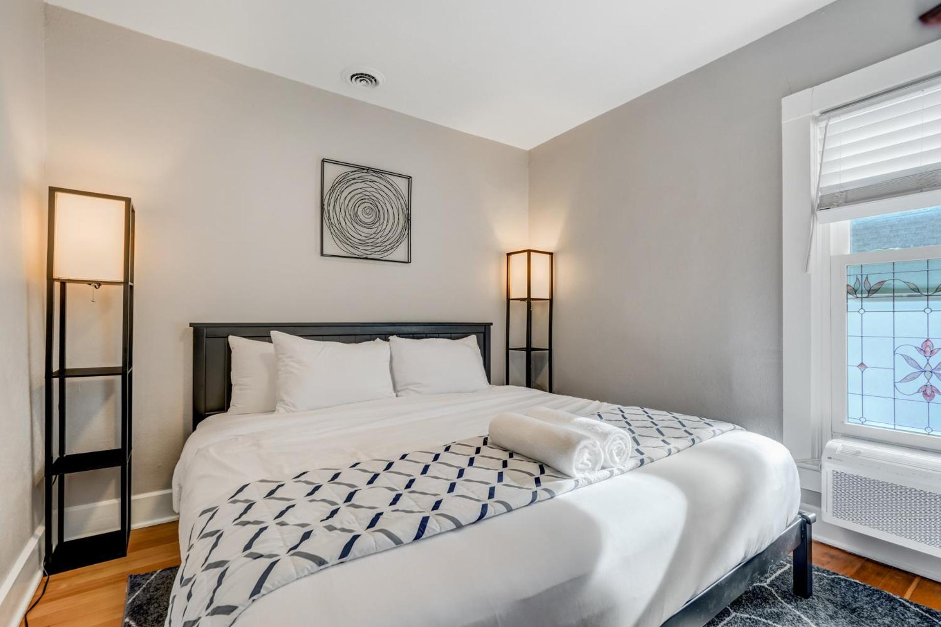 Downtown Getaway - Balcony - King Beds * Colorado Springs