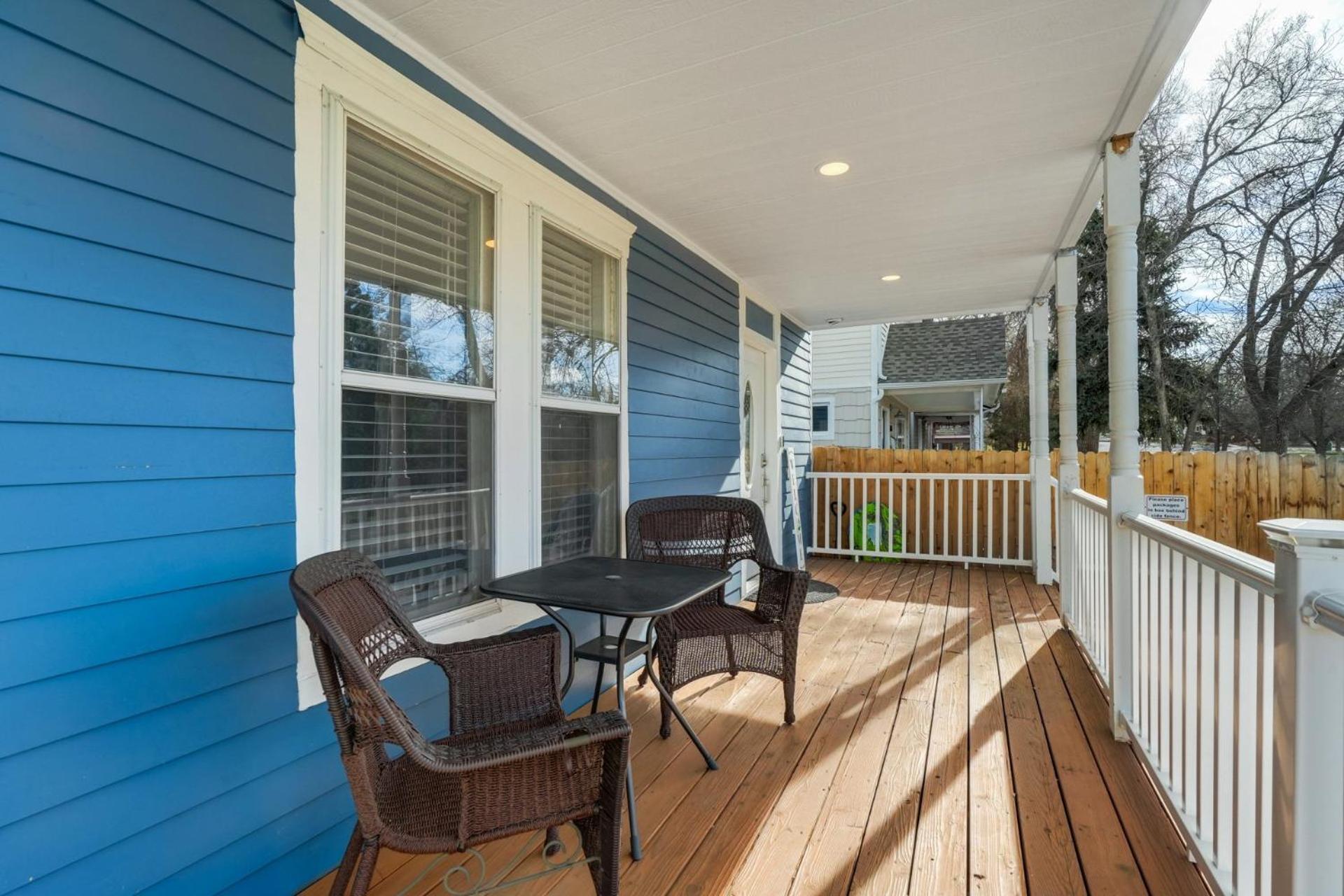 Downtown Getaway - Balcony - King Beds
