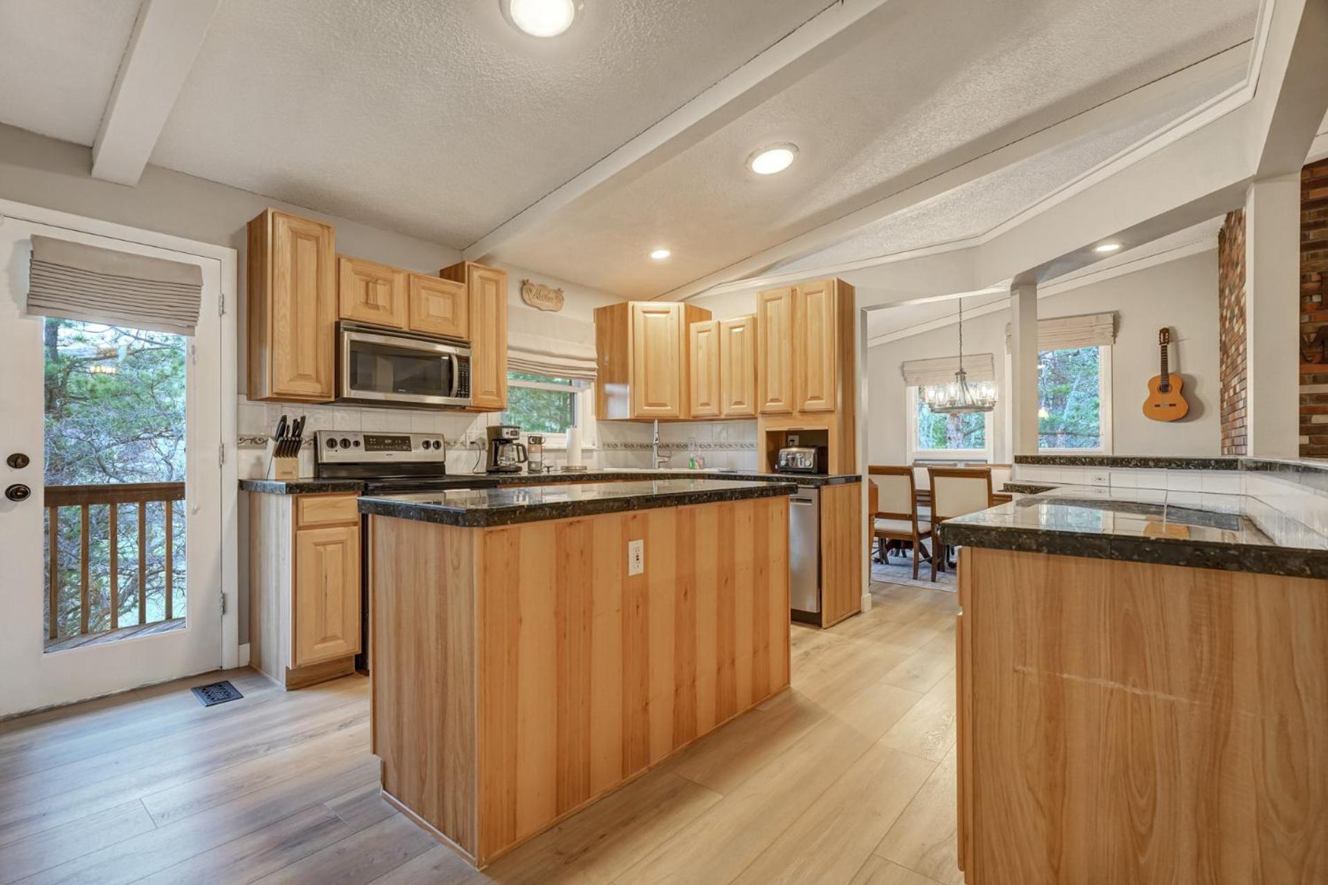 El Dorado- Cozy Retreat-hot Tub-upper Level * Pikeview