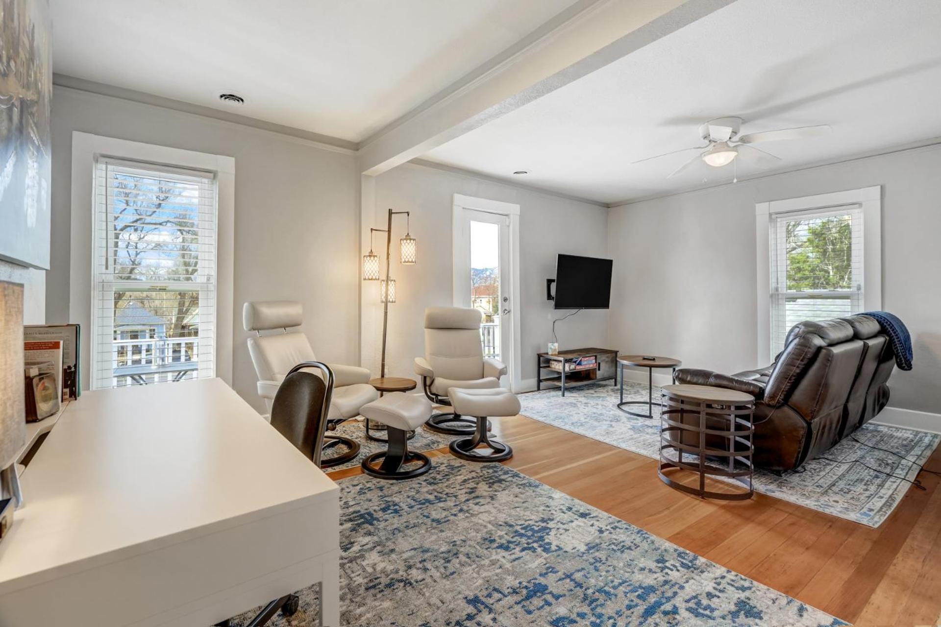 Downtown Getaway - Balcony - King Beds *