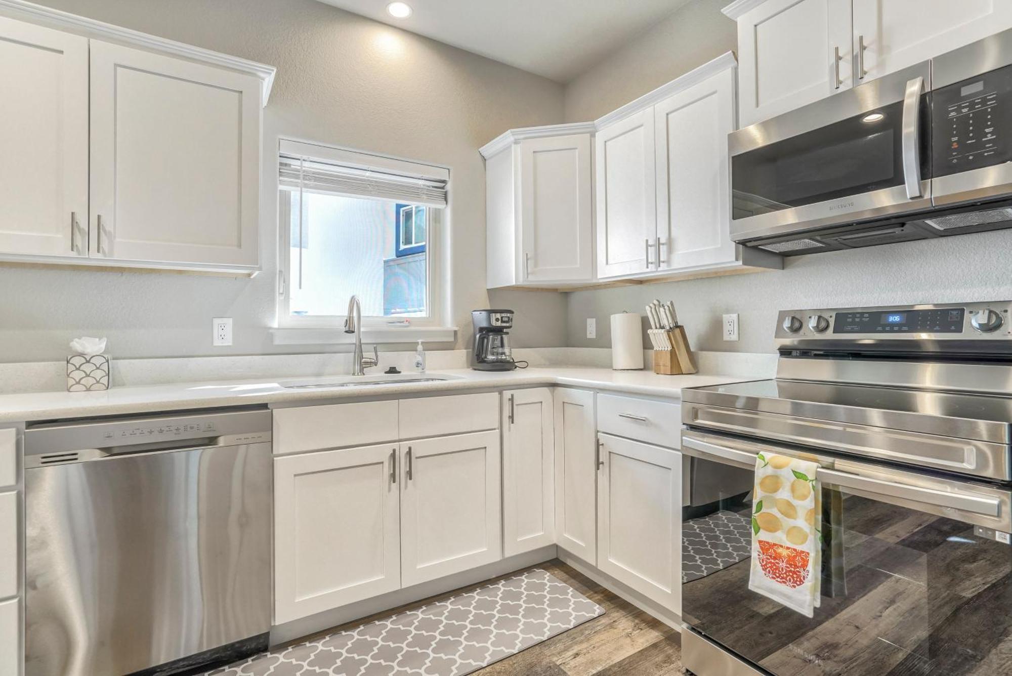Holiday home New Downstairs Condo-mins To Downtown-pet Friendly *