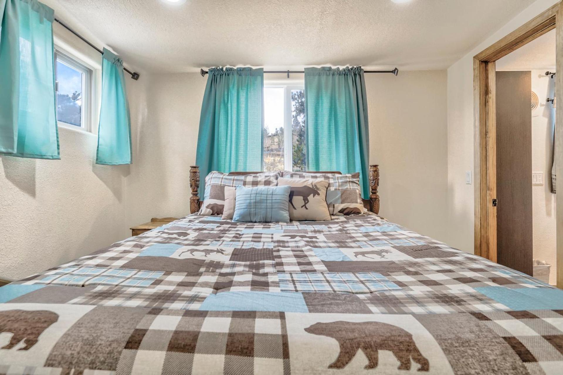 Pikes Peak Stunning Views! Hot Tub! Pet Friendly!