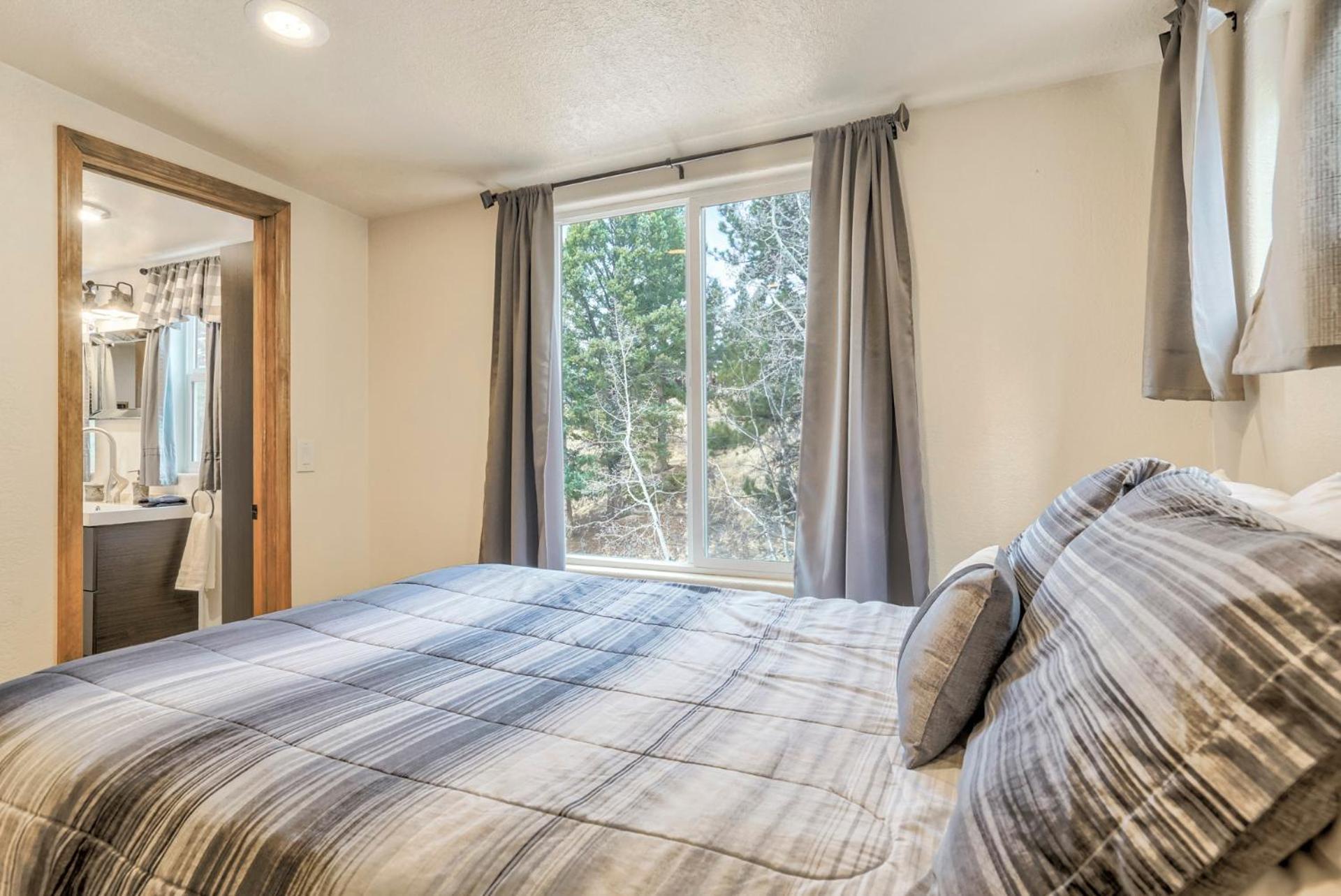 Pikes Peak Stunning Views! Hot Tub! Pet Friendly! *
