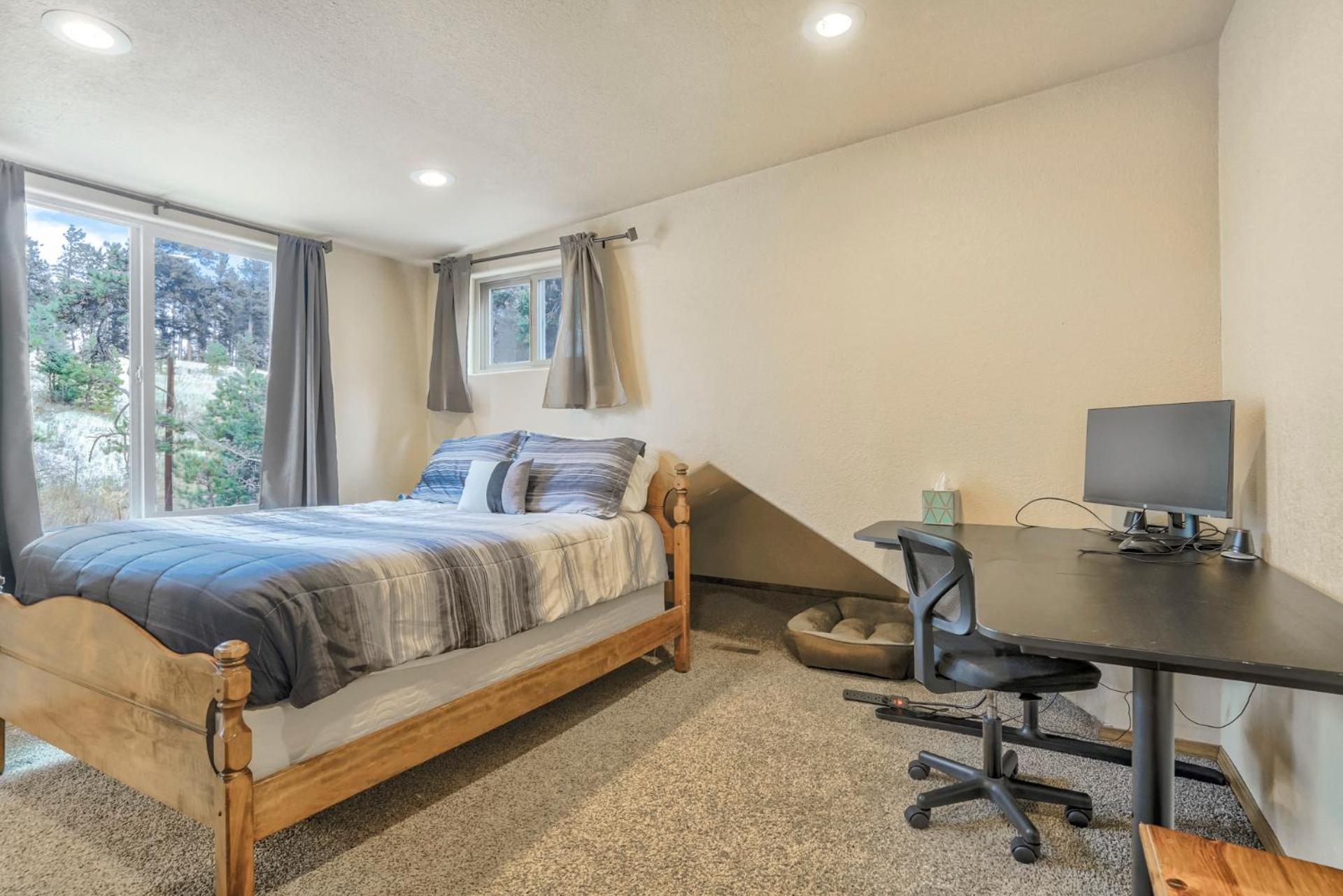 Pikes Peak Stunning Views! Hot Tub! Pet Friendly! *