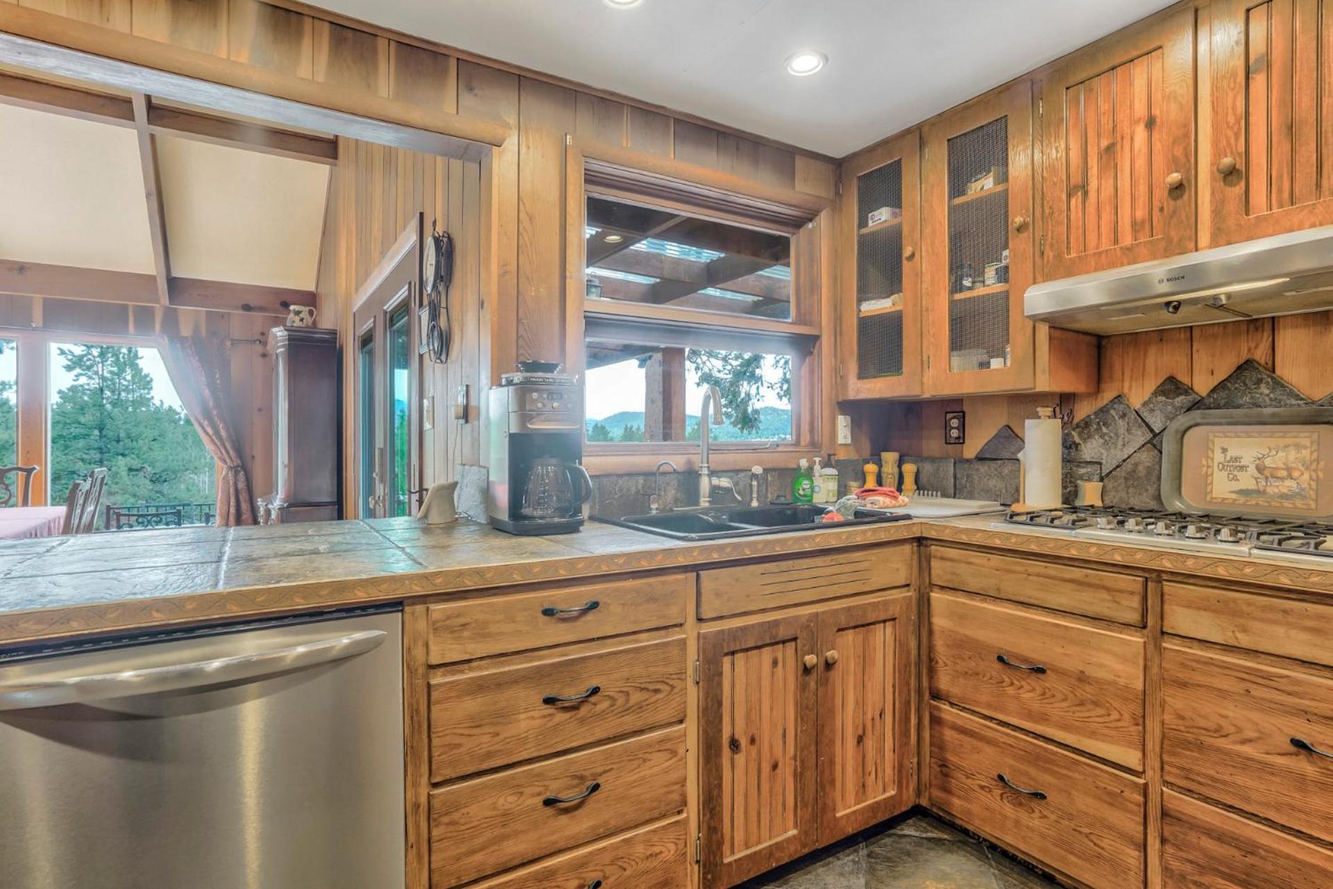 Pikes Peak Stunning Views! Hot Tub! Pet Friendly! Woodland Park