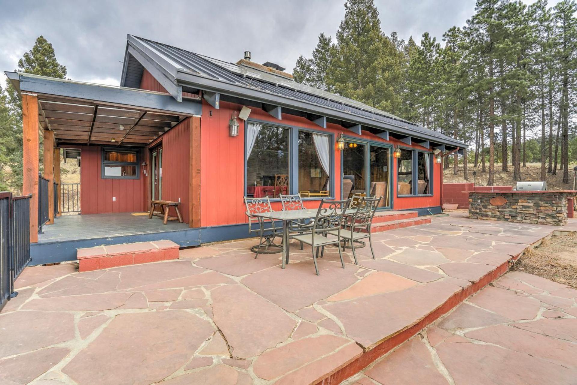 Pikes Peak Stunning Views! Hot Tub! Pet Friendly! Holiday home