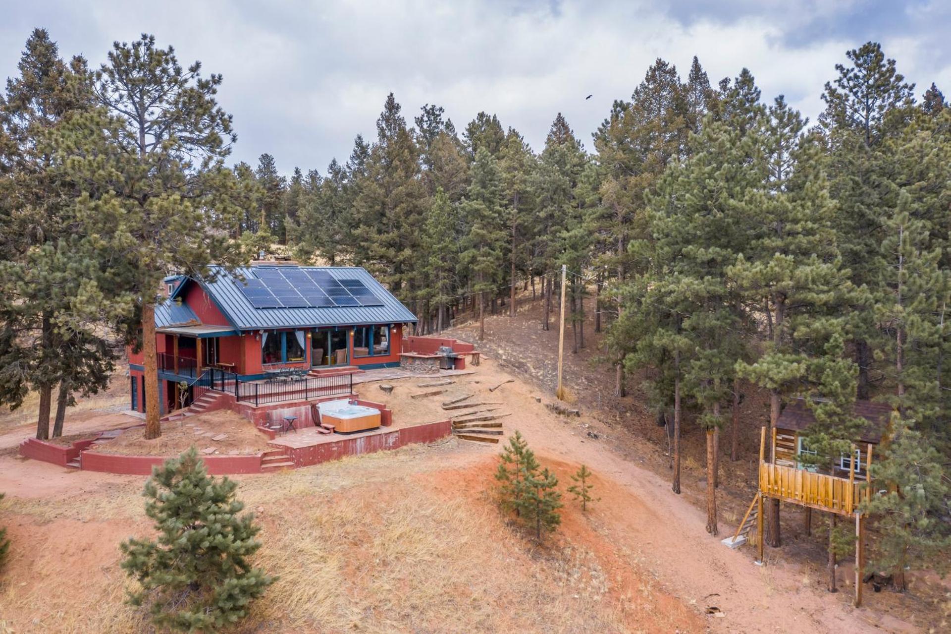 Pikes Peak Stunning Views! Hot Tub! Pet Friendly! Holiday home