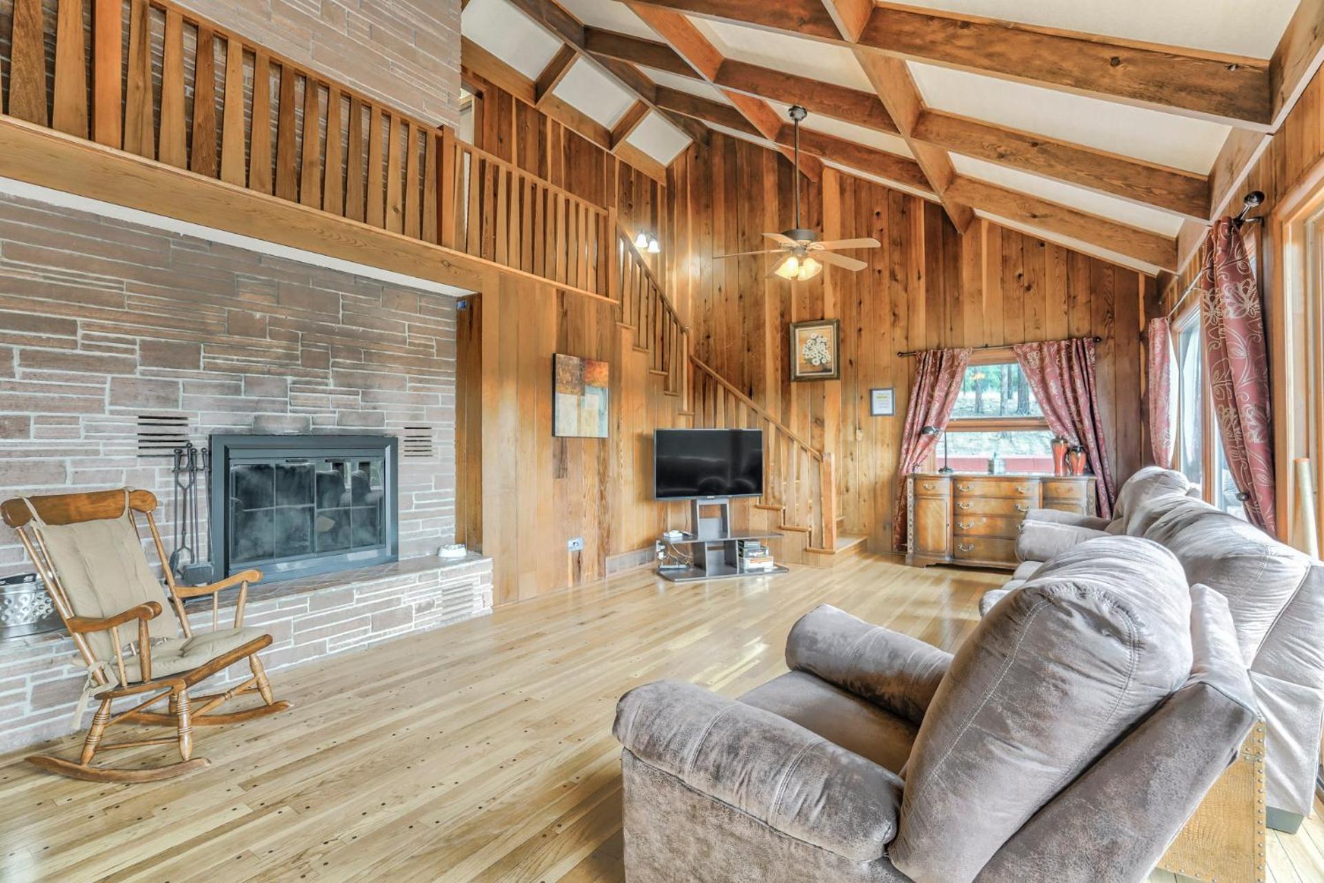 Pikes Peak Stunning Views! Hot Tub! Pet Friendly!