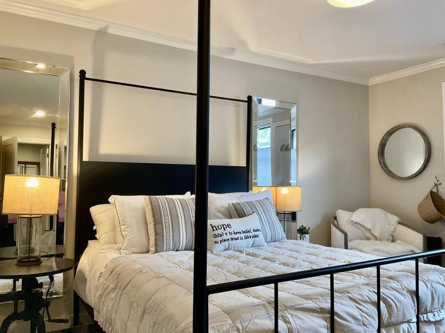 Beautiful Modern In-town With Kitchenette Apartment *
