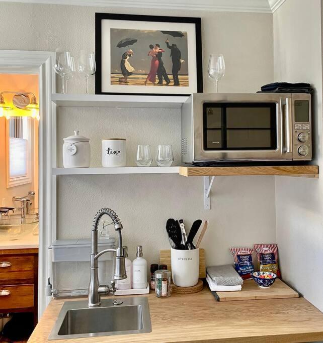 Beautiful Modern In-town With Kitchenette