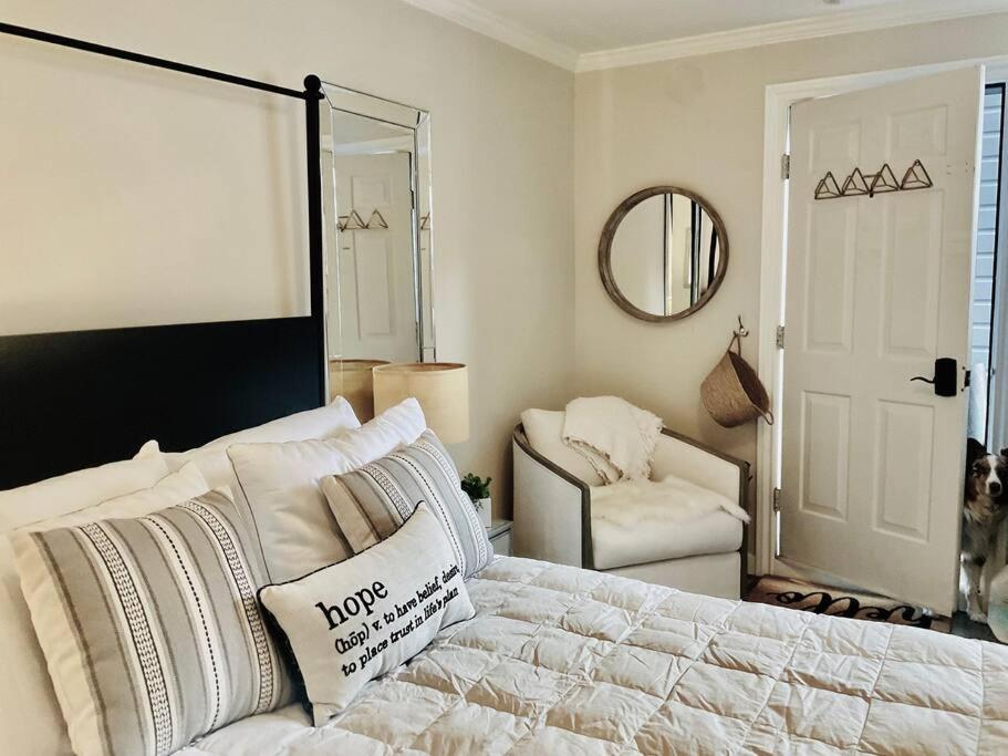 Beautiful Modern In-town With Kitchenette Apartment *