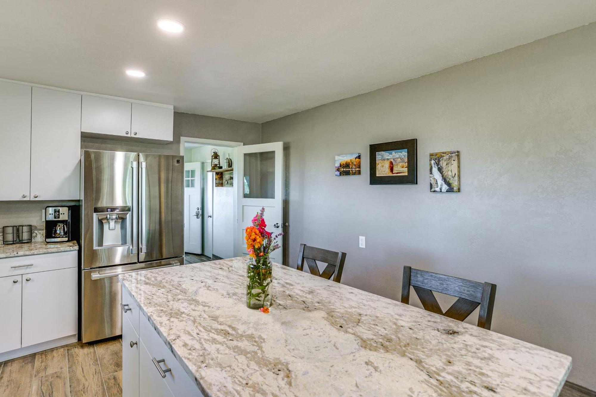 Charming With Mountain Views And Fire Pit Holiday home