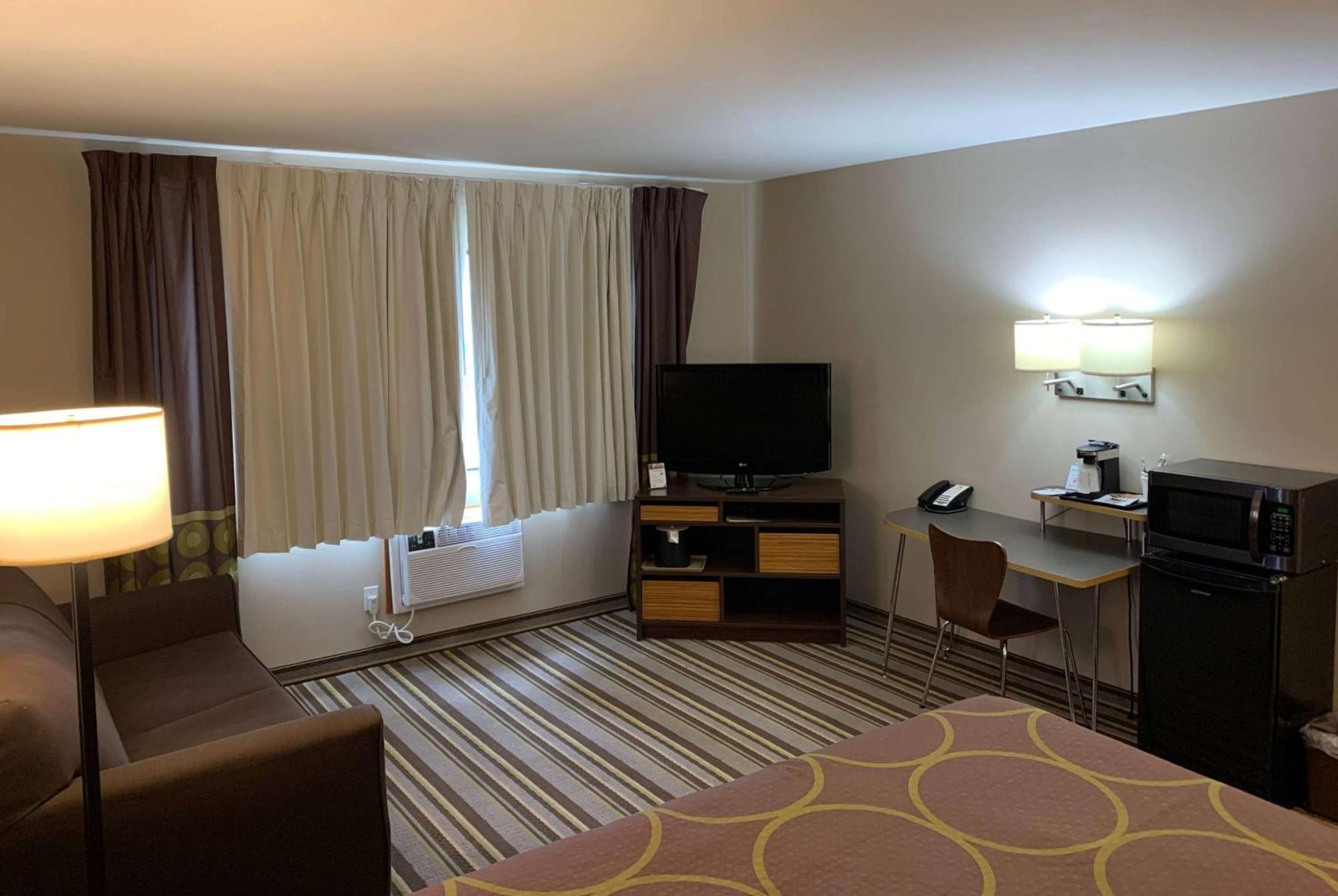 Super 8 By Wyndham Motel