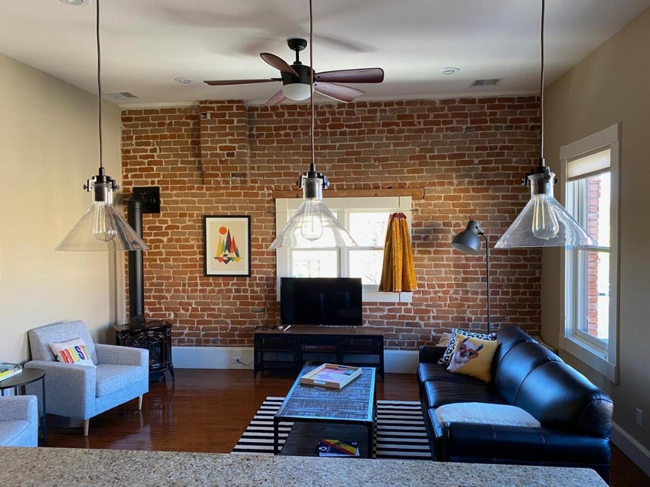 Ednas Place, Downtown Holiday home *