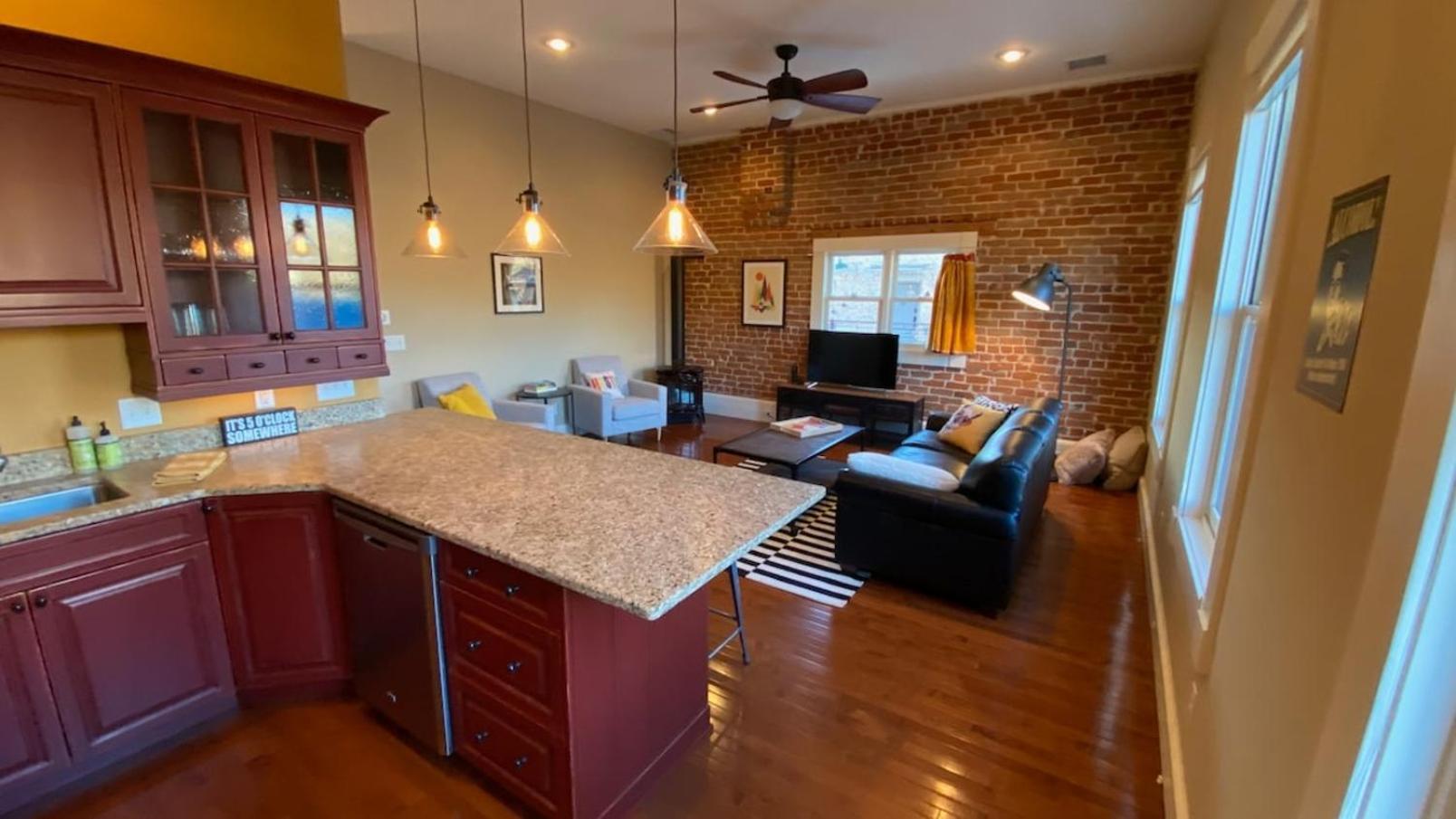 Ednas Place, Downtown Holiday home *