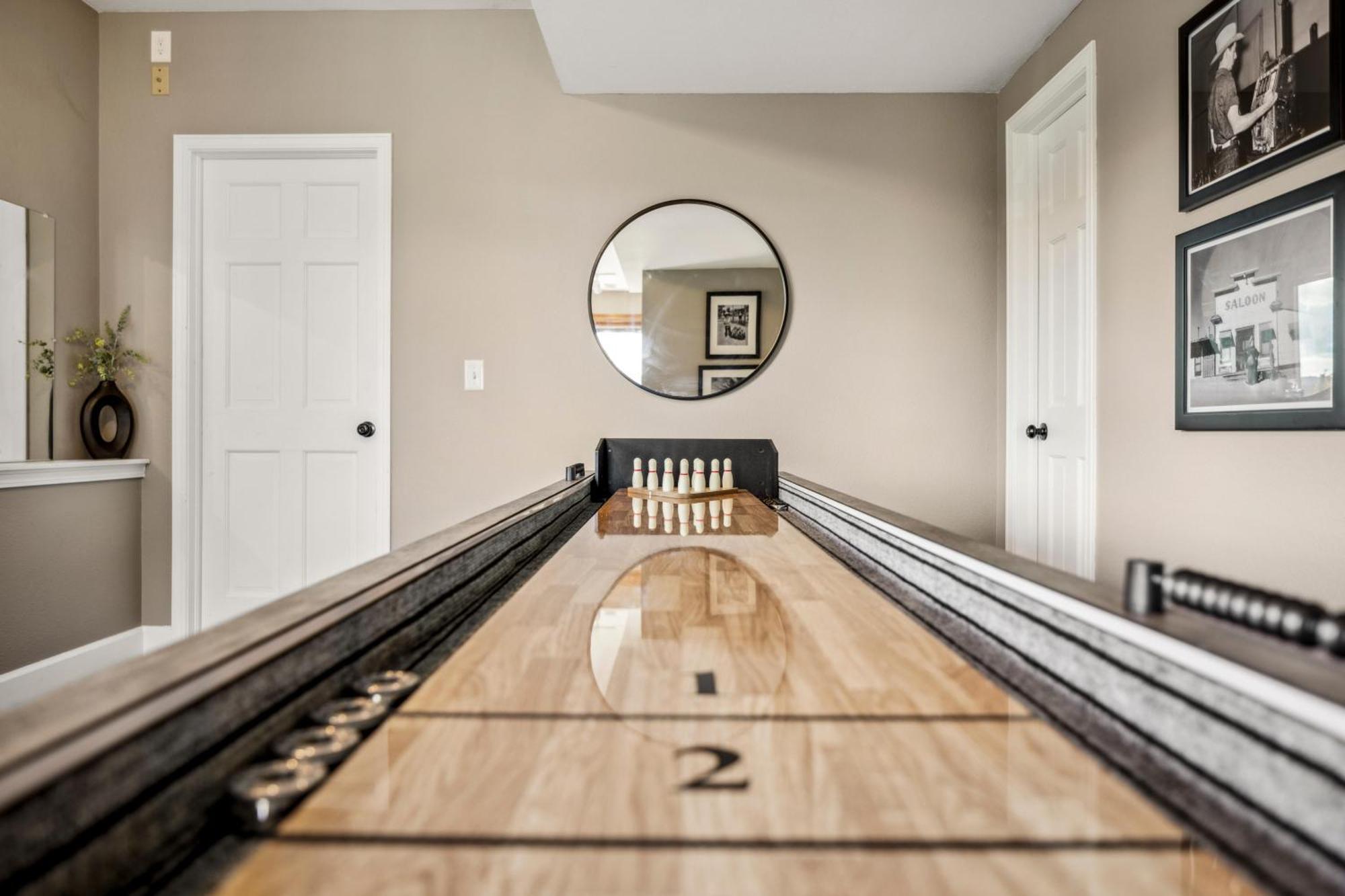 Hot Tub - Scenic Views - Spacious Deck - Game Evergreen