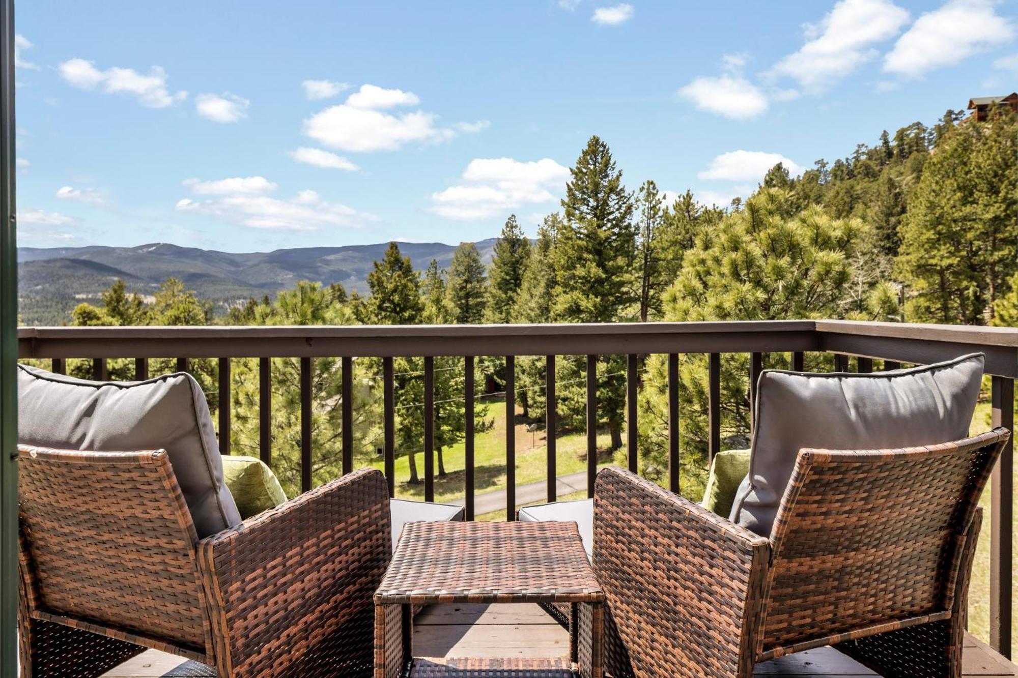 Hot Tub - Scenic Views - Spacious Deck - Game Holiday home Evergreen