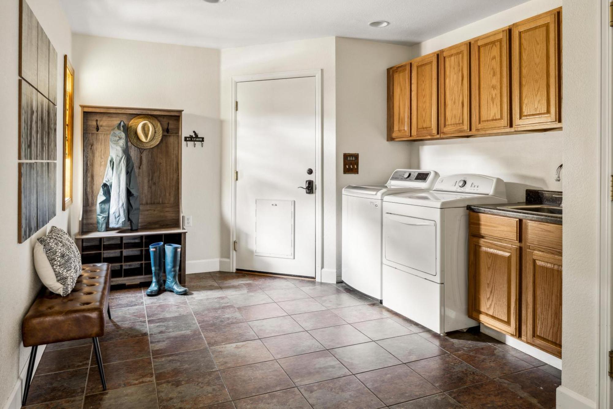 Hot Tub - Scenic Views - Spacious Deck - Game Evergreen