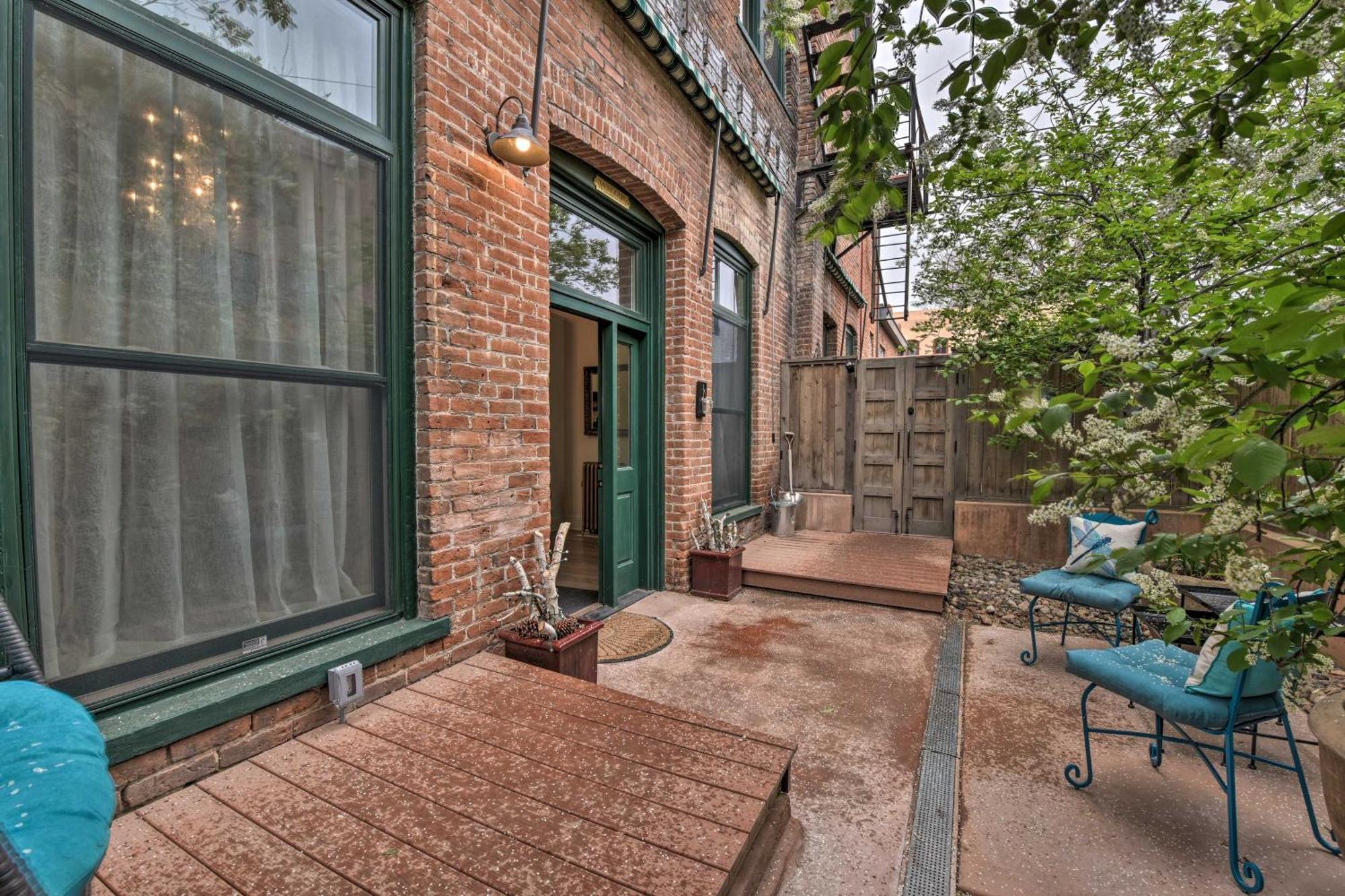 Apartment Walk To Arkansas River Historic Palace Loft! *