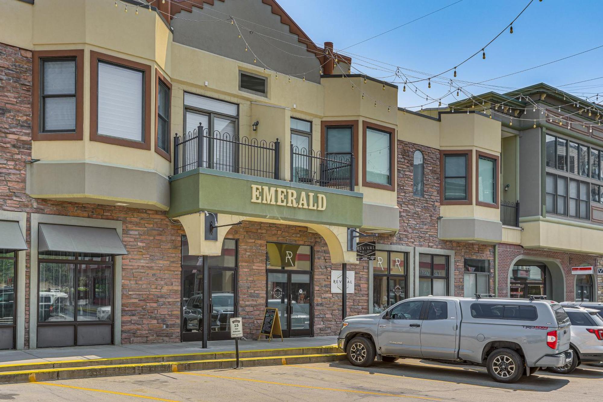 Expansive On Main Street With Views! Apartment Edwards