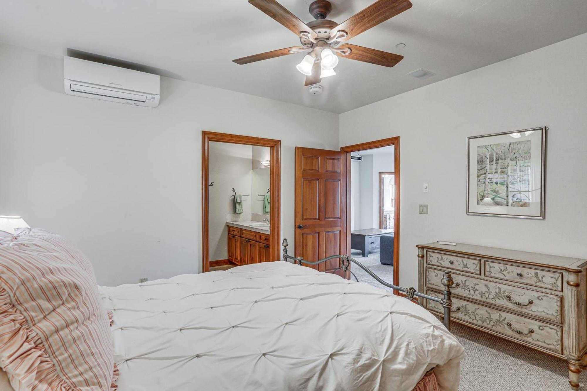 Expansive On Main Street With Views! Apartment