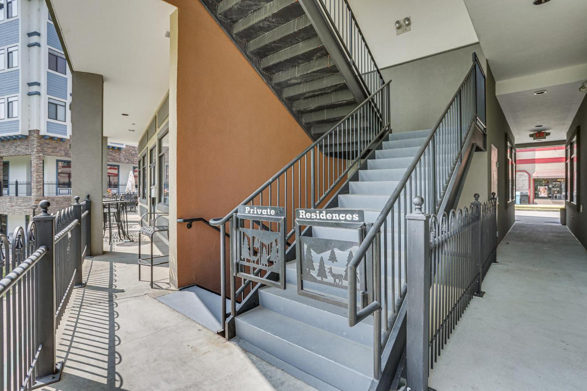 Apartment Expansive On Main Street With Views!