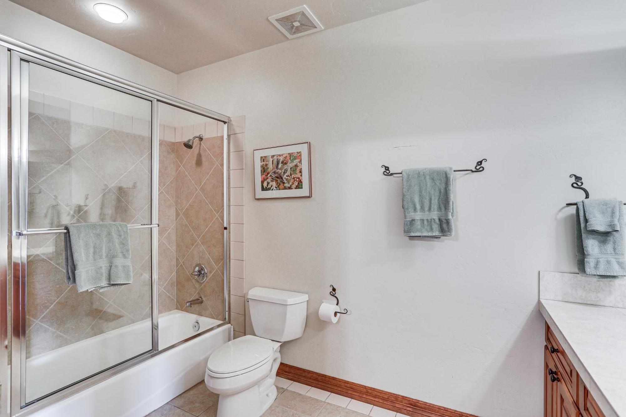 Apartment Expansive On Main Street With Views! *