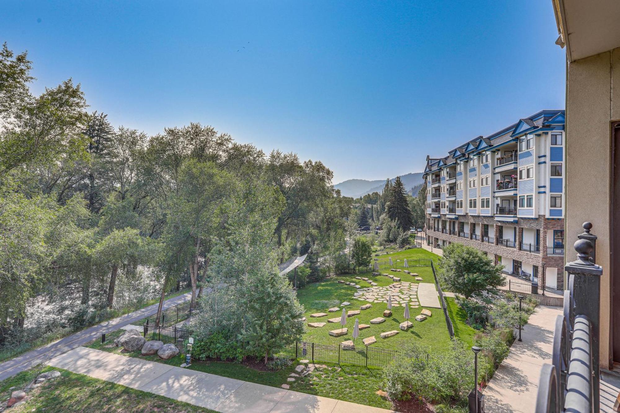 Apartment Expansive On Main Street With Views! Edwards
