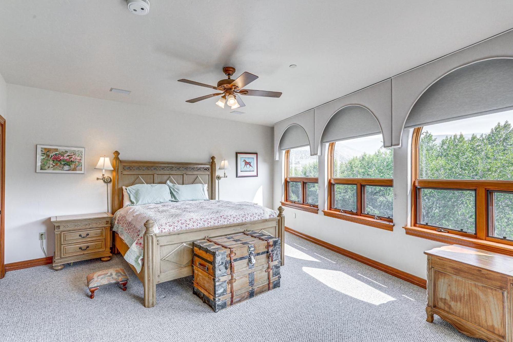 Apartment Expansive On Main Street With Views!