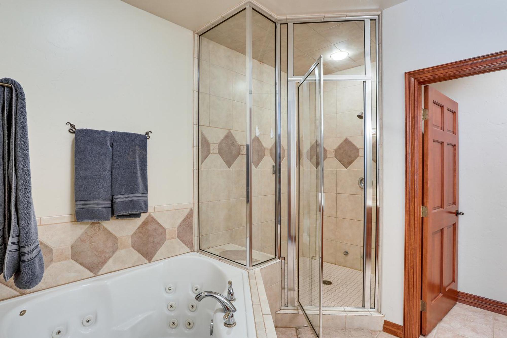 Expansive On Main Street With Views! Apartment *
