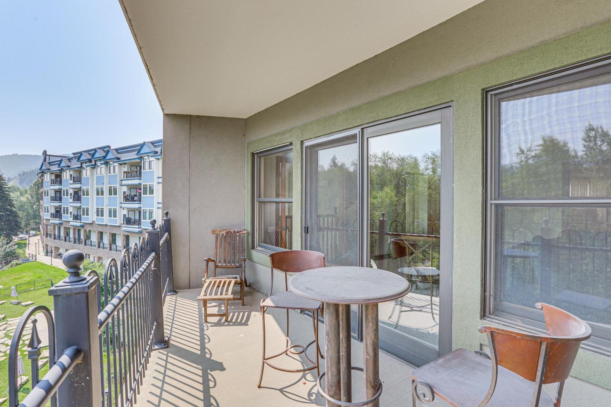Expansive On Main Street With Views! Apartment