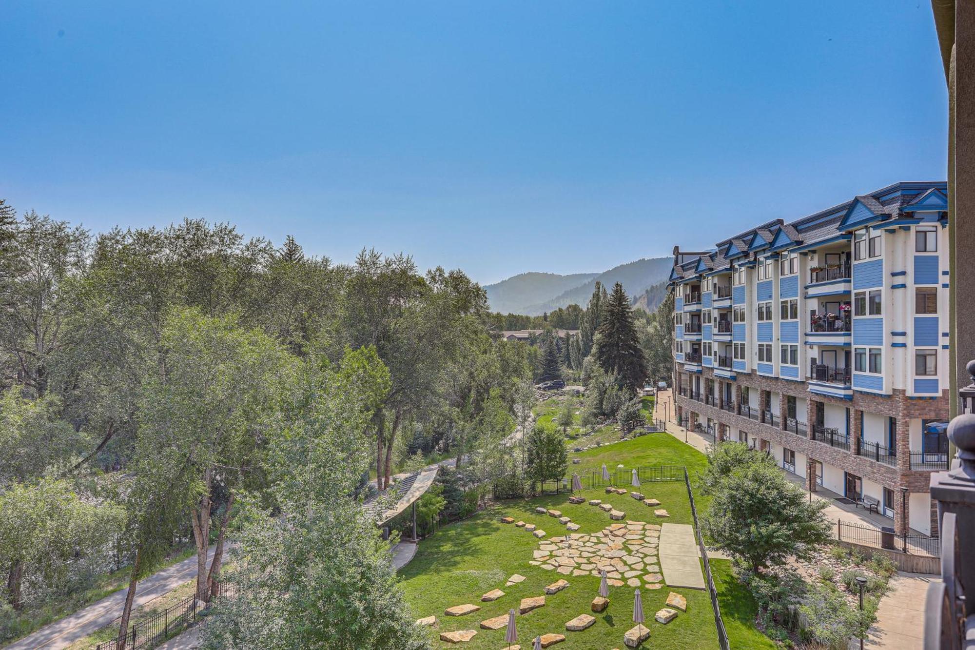 Apartment Expansive On Main Street With Views! *
