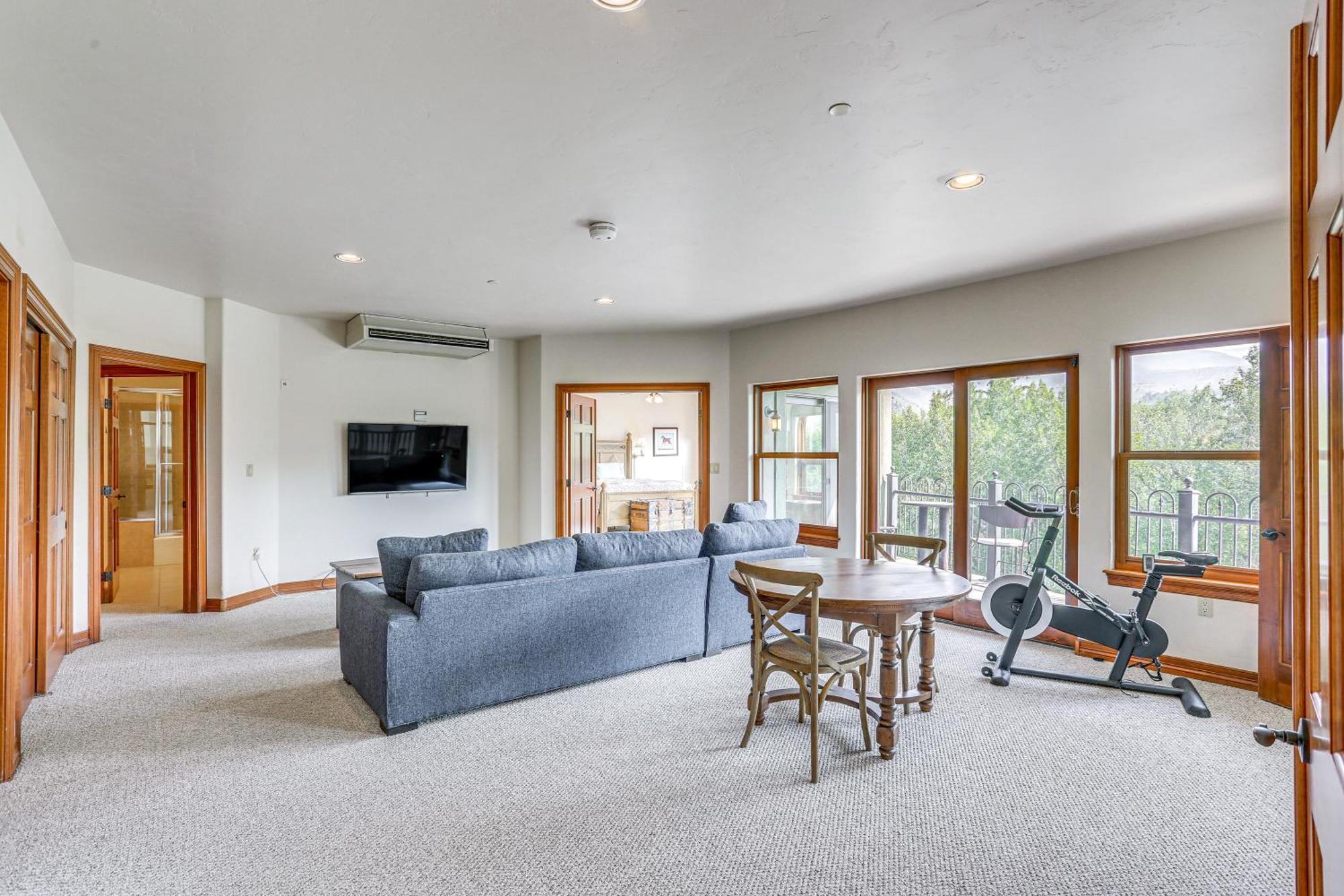 Apartment Expansive On Main Street With Views!