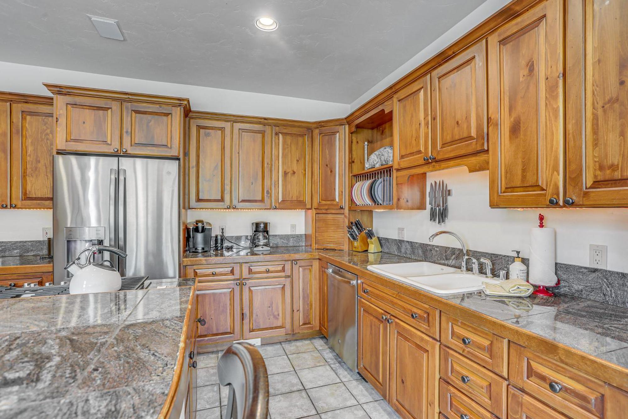 Apartment Expansive On Main Street With Views! *