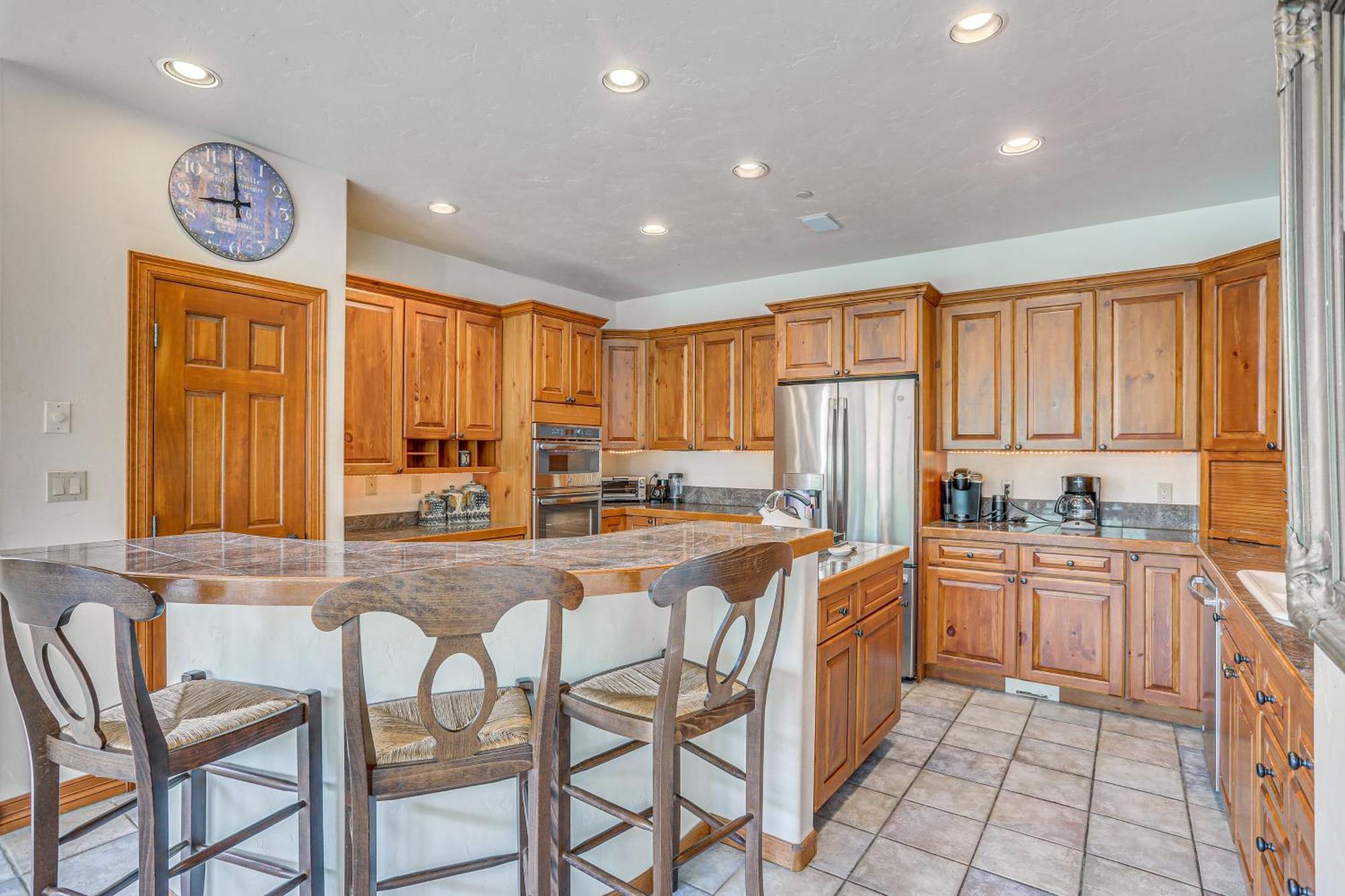 Expansive On Main Street With Views! Apartment Edwards