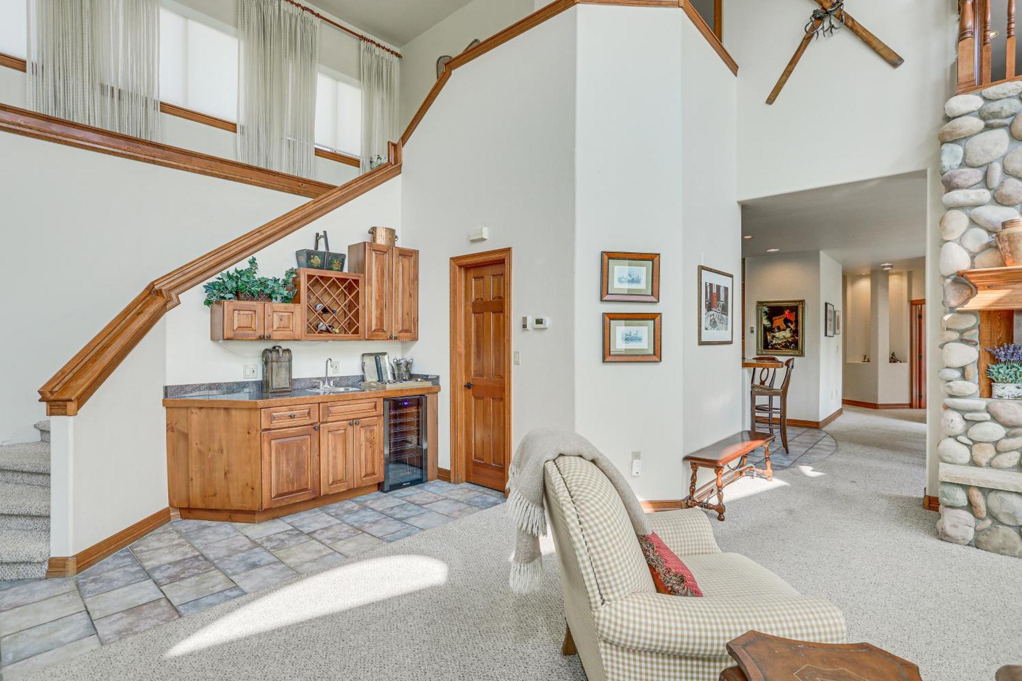 Apartment Expansive On Main Street With Views! Edwards
