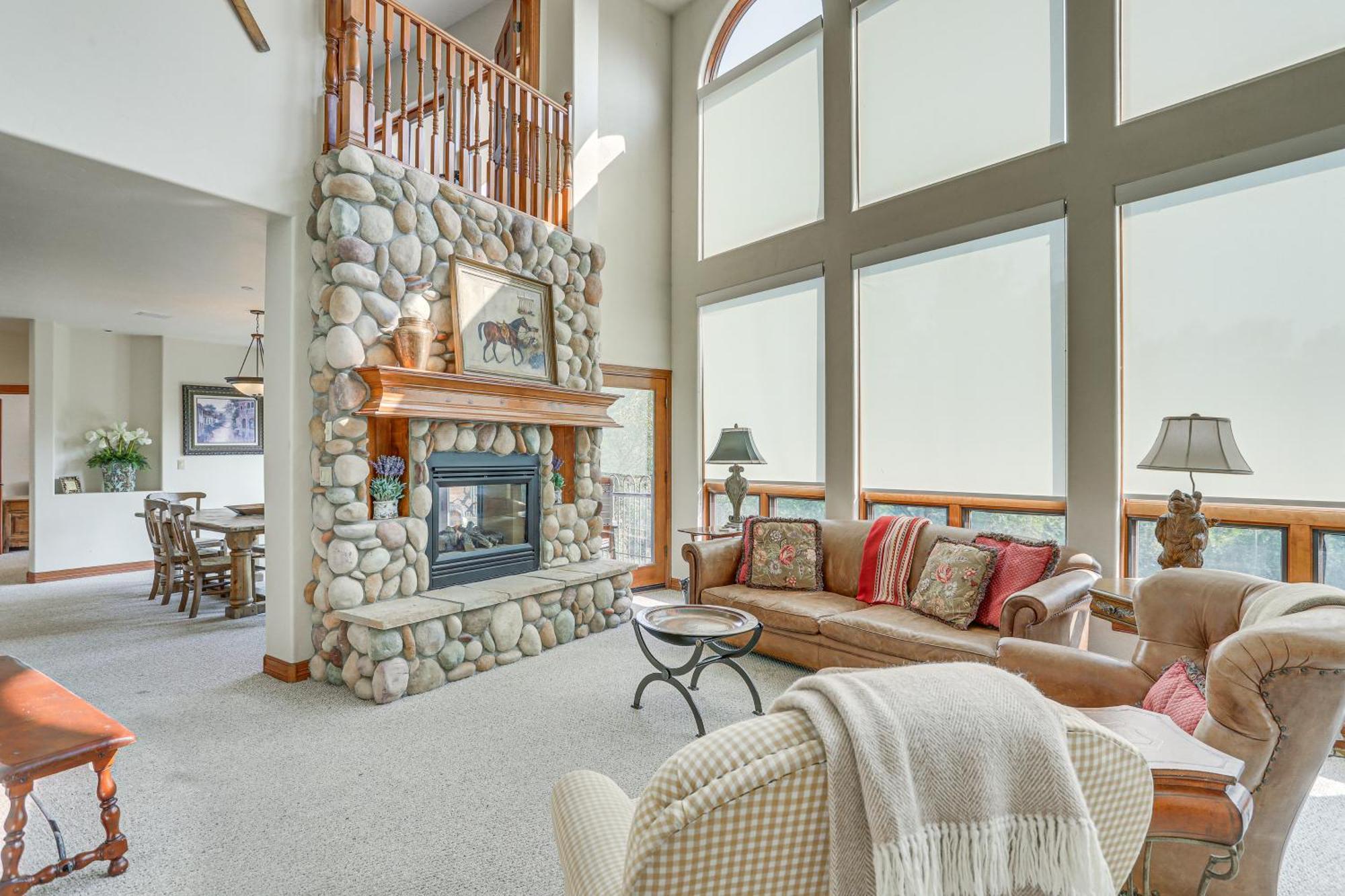 Expansive On Main Street With Views! Apartment
