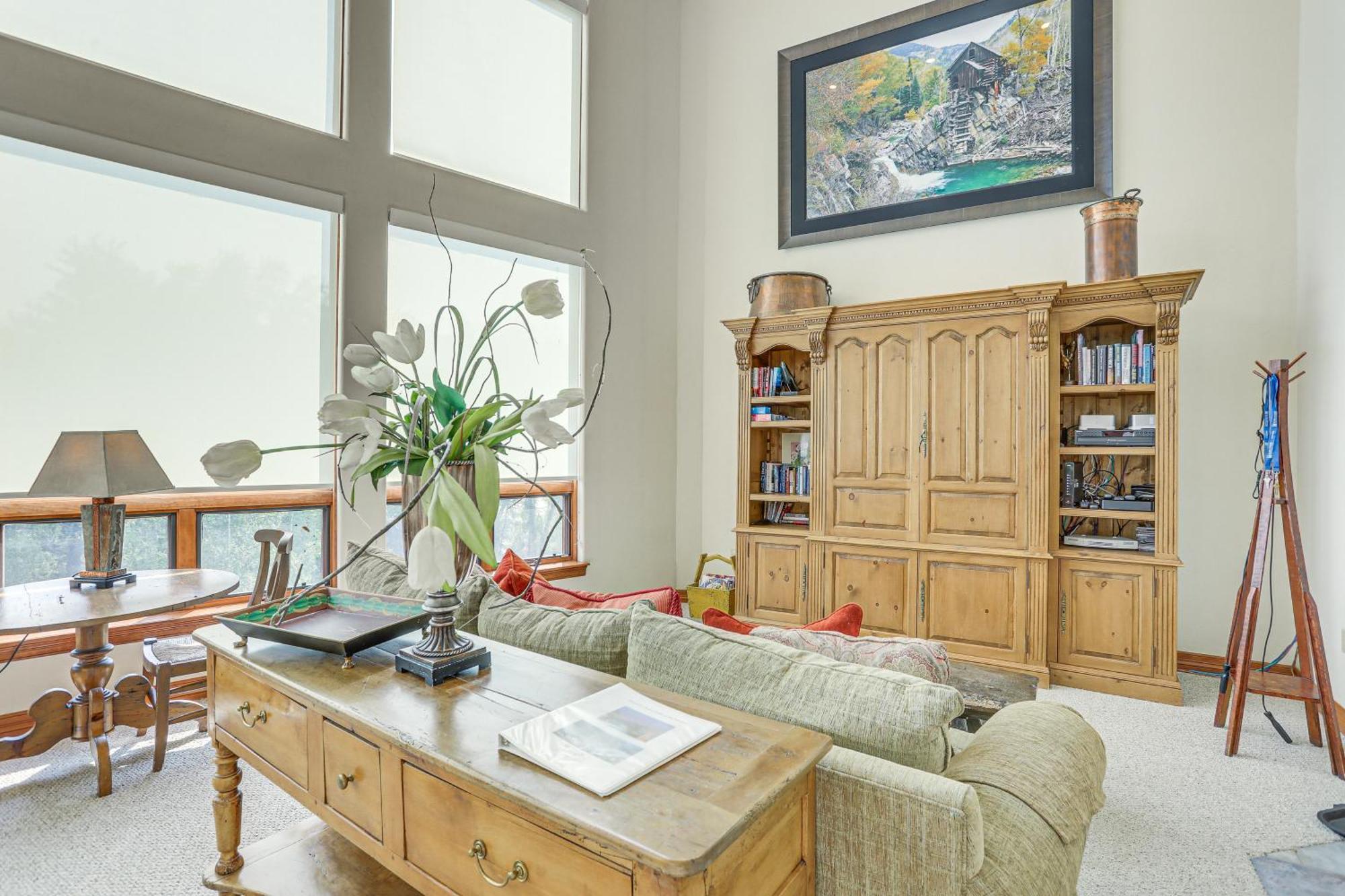 Apartment Expansive On Main Street With Views!
