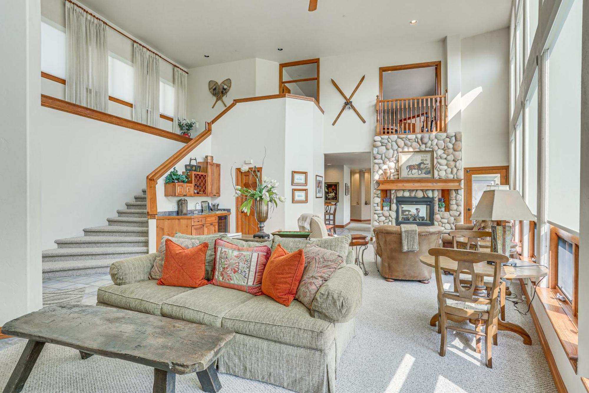 Apartment Expansive On Main Street With Views! *