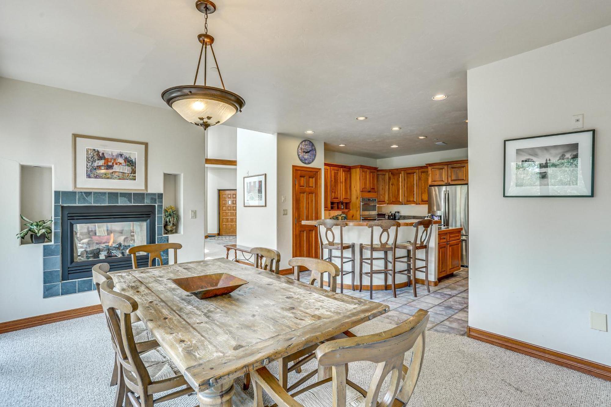 Expansive On Main Street With Views! Apartment Edwards
