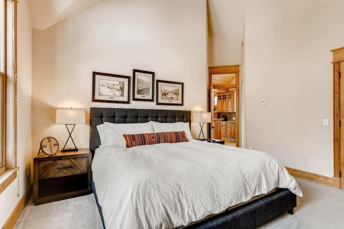 The Lavish Lincoln Luxe Alpine Loft *