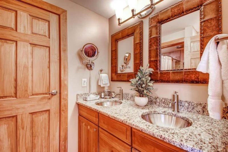 Apartment Alpine Retreat: Ski-in/ski-out Downtown