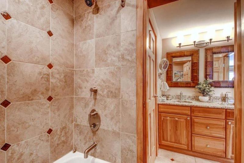 Alpine Retreat: Ski-in/ski-out Downtown Apartment *