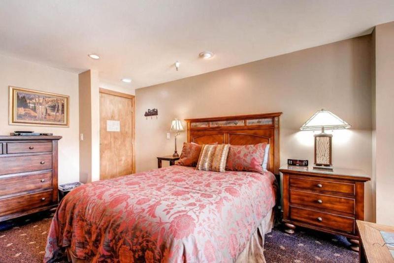Alpine Retreat: Ski-in/ski-out Downtown Breckenridge